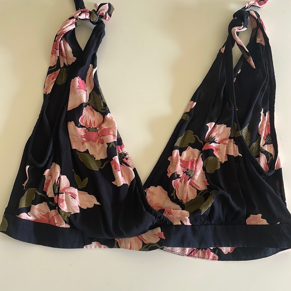 PRIVACY PLEASE BLACK FLORAL DEEP V CROP
